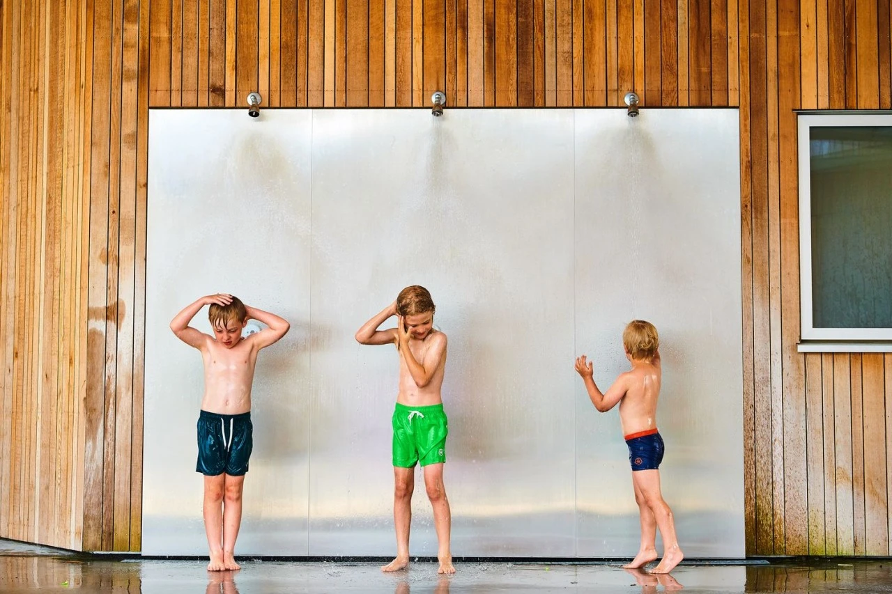 Color Kids Badeshorts BUNGO Apfelgrün 4 Color Kids Badeshorts BUNGO Apfelgrün – Bild 4