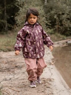 CeLaVi Regenanzug Seepferdchen Bordeaux Rosa Zweiteiler -Kinderbekleidungsgeschäft CELAVI SS22 12 1280x1280 1