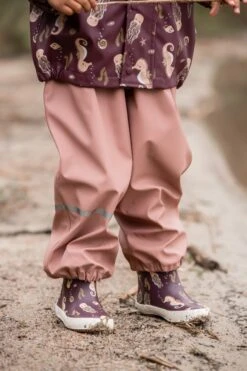 CeLaVi Regenanzug Seepferdchen Bordeaux Rosa Zweiteiler -Kinderbekleidungsgeschäft CELAVI SS22 13 1280x1280