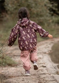 CeLaVi Regenanzug Seepferdchen Bordeaux Rosa Zweiteiler -Kinderbekleidungsgeschäft CELAVI SS22 15 1280x1280 1