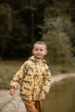 CeLaVi Regenanzug Baggerlader Traktor 2 Teile Strohgelb/nougat -Kinderbekleidungsgeschäft CELAVI SS22 23 1280x1280 1