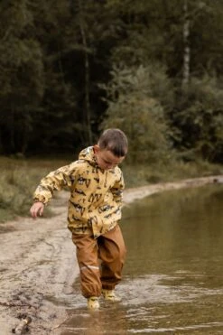 CeLaVi Regenanzug Baggerlader Traktor 2 Teile Strohgelb/nougat -Kinderbekleidungsgeschäft CELAVI SS22 24 1280x1280