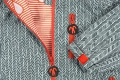 Ducksday Regenanzug Manu Graugrün Regenoverall -Kinderbekleidungsgeschäft Ducksday packshots rainsuit manu detail 1 1024x682 1280x1280