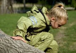 Ducksday Regenanzug Funky Green Regenoverall -Kinderbekleidungsgeschäft Ducksday rainsuit funky green 3 1024x712 1280x1280 1