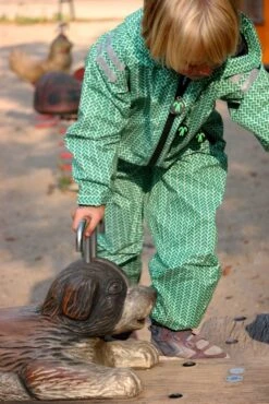 Ducksday Regenanzug Lex Grün Regenoverall 10 Ducksday Regenanzug Lex Grün Regenoverall -Kinderbekleidungsgeschäft Ducksday rainsuit lex 1 683x1024 1280x1280