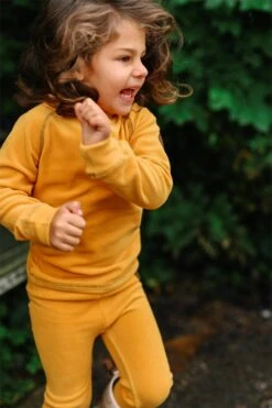 Gullkorn JONA Zweiteiler Fleecepulli Und Fleecehose Im Set -Kinderbekleidungsgeschäft gullkorn jona maisgelb 8 1280x1280